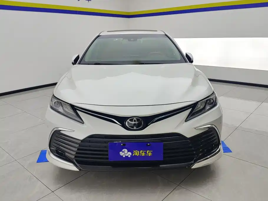 Toyota Camry — фото 2