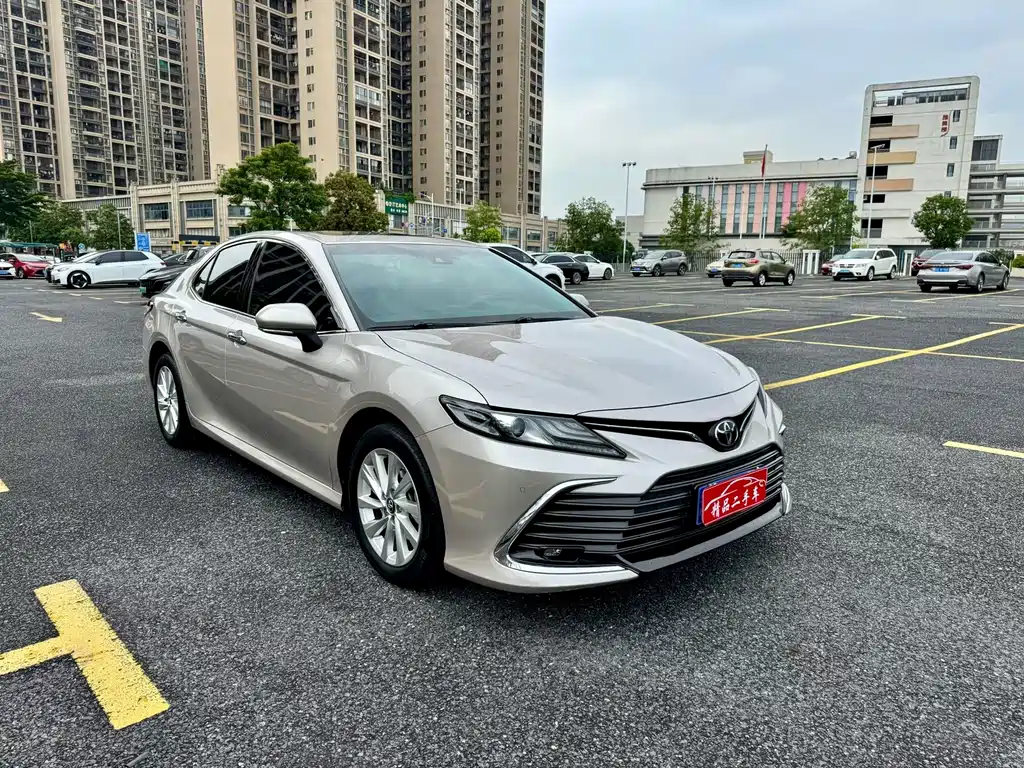 Toyota Camry — фото 2