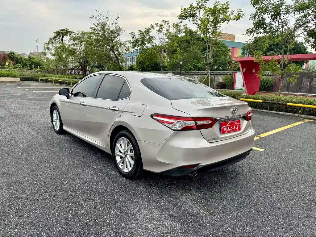 Toyota Camry — фото 4
