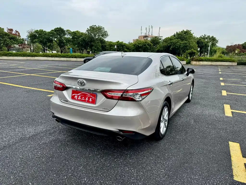 Toyota Camry — фото 5
