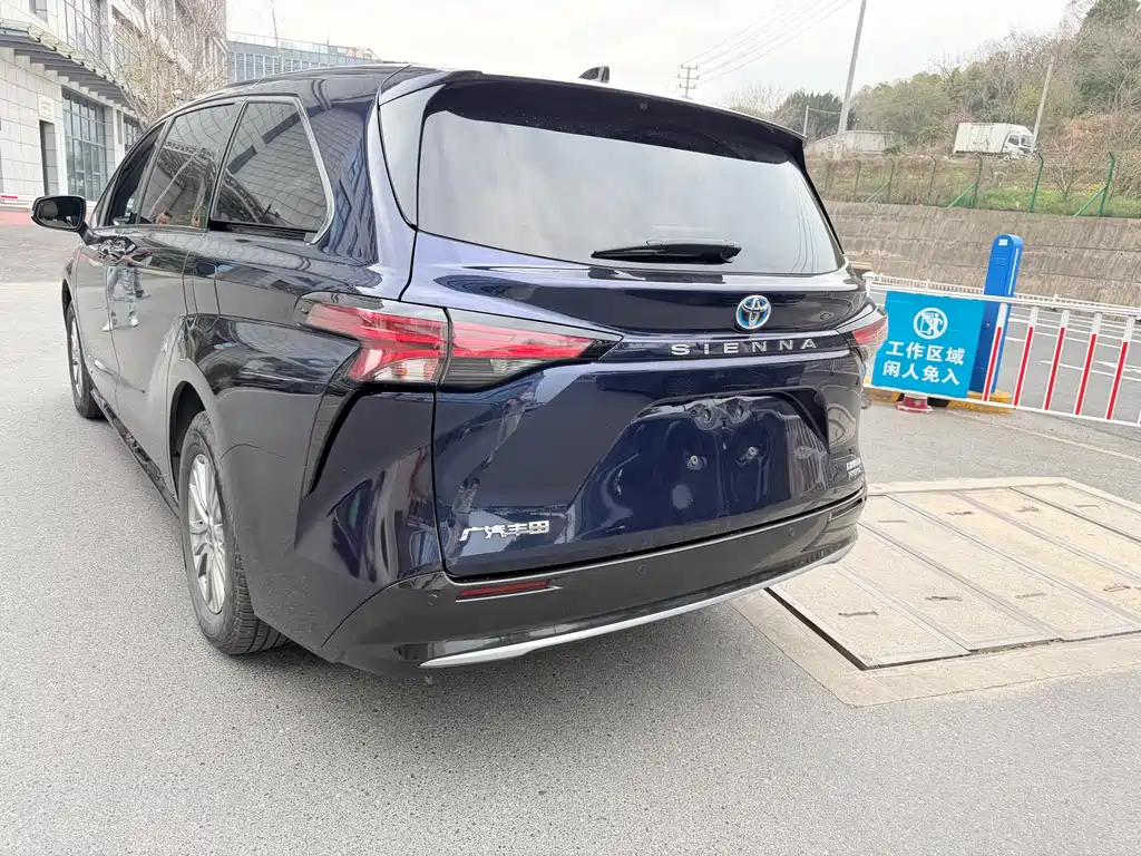 Toyota Sienna — фото 2