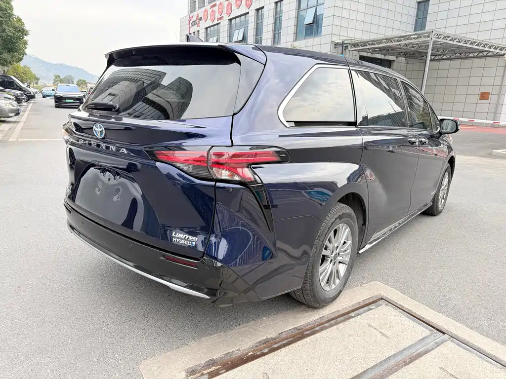 Toyota Sienna — фото 3