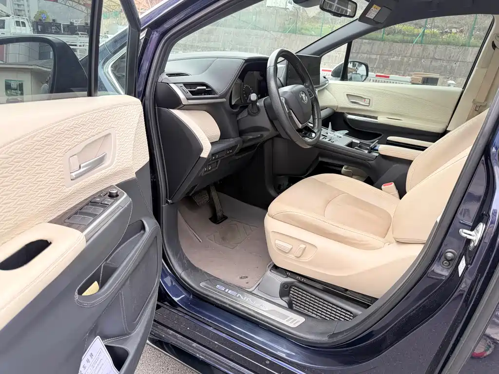 Toyota Sienna — фото 4
