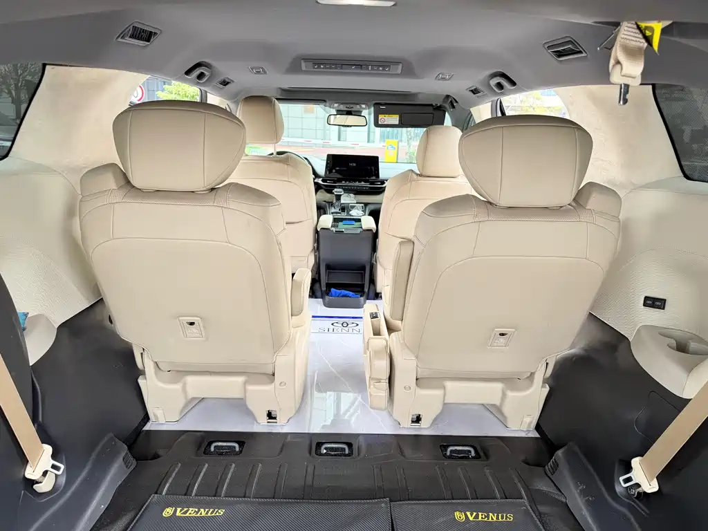 Toyota Sienna — фото 10