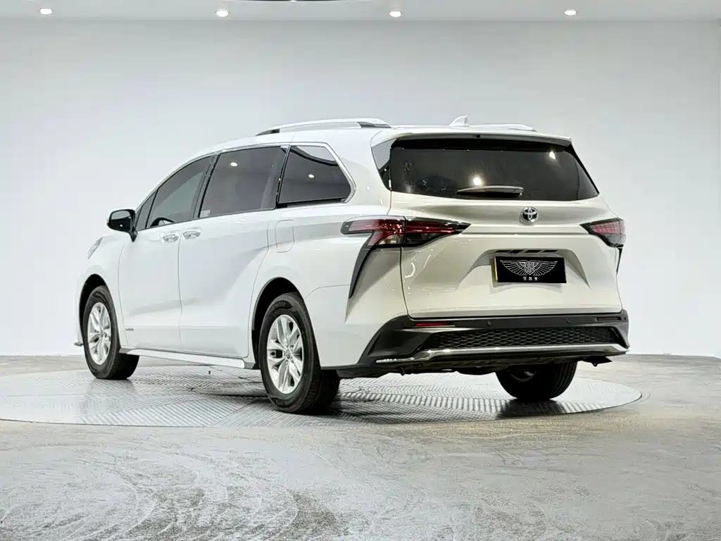 Toyota Granvia — фото 3