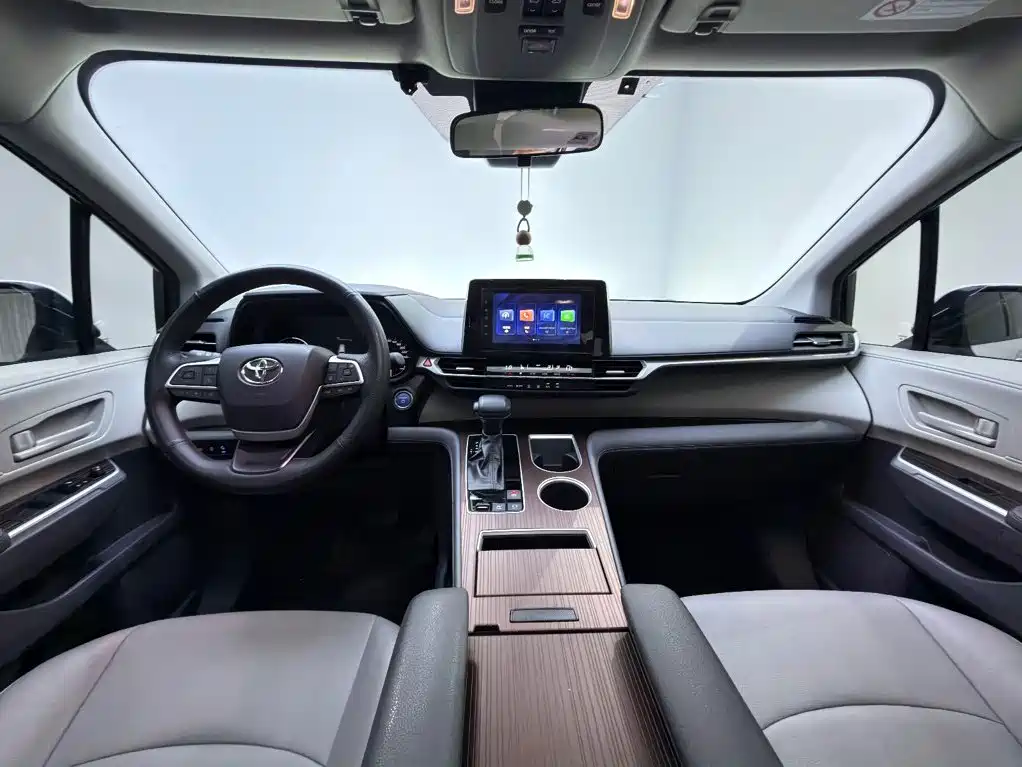 Toyota Granvia — фото 6