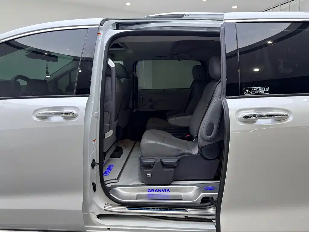 Toyota Granvia — фото 7