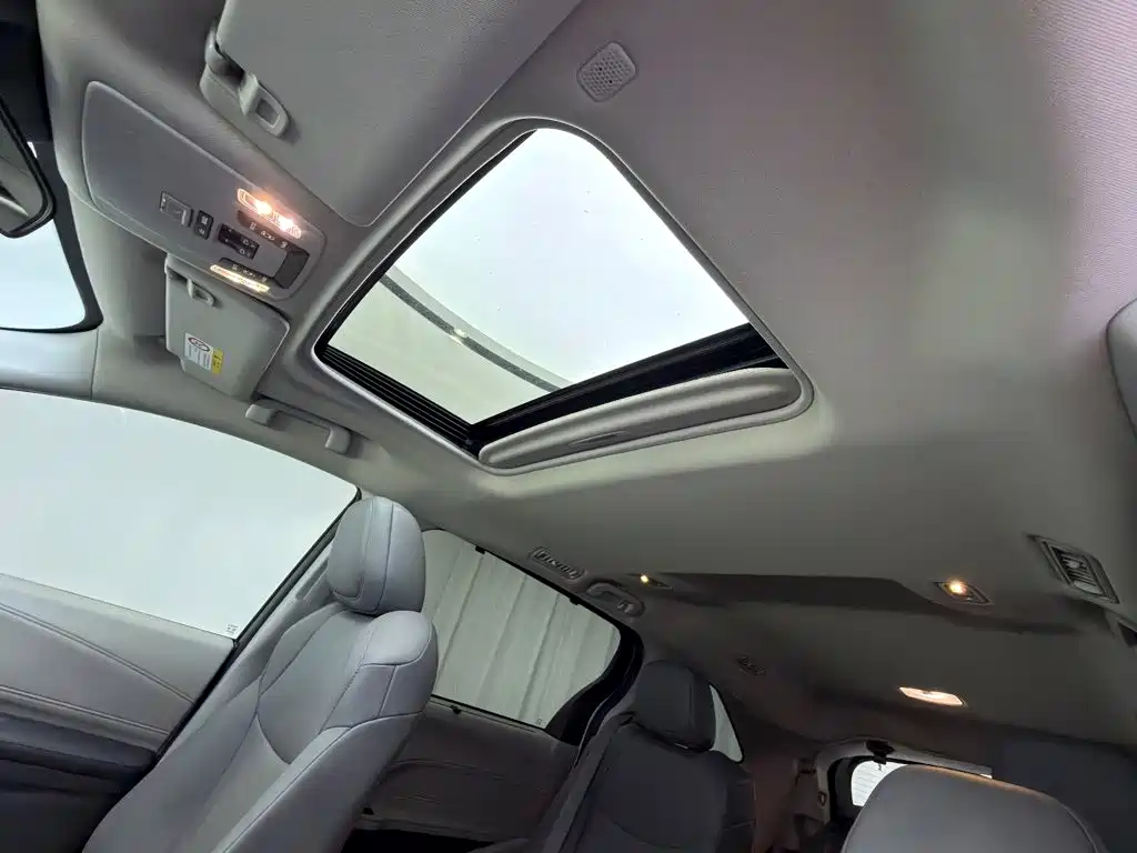 Toyota Granvia — фото 8