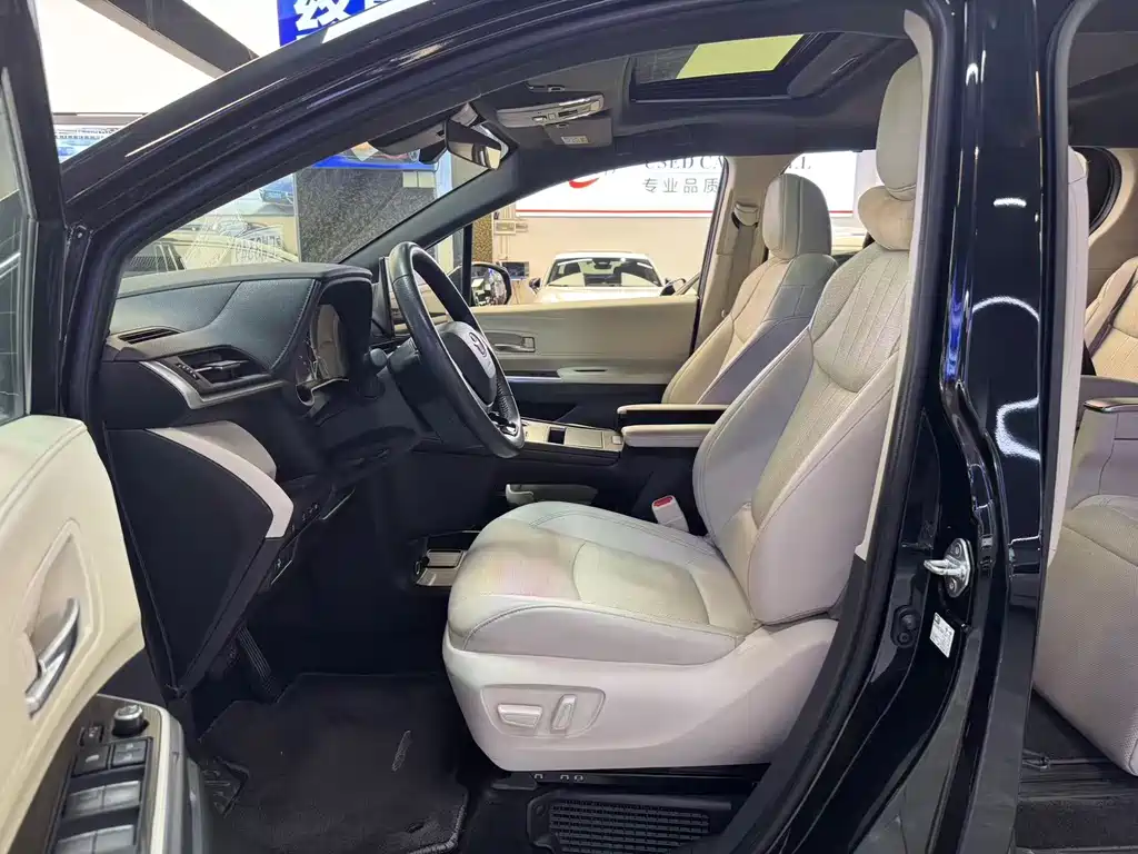 Toyota Sienna — фото 4