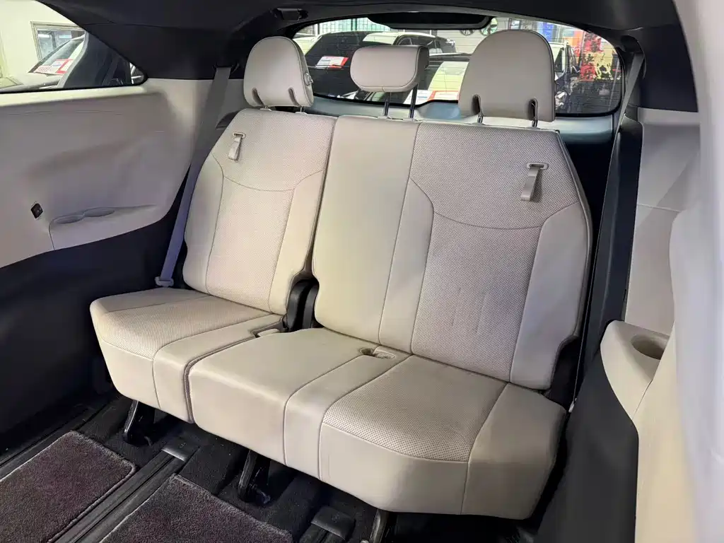 Toyota Sienna — фото 8