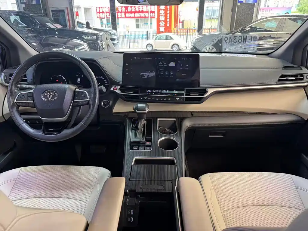 Toyota Sienna — фото 10