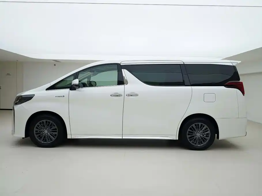 Toyota Alphard — фото 3