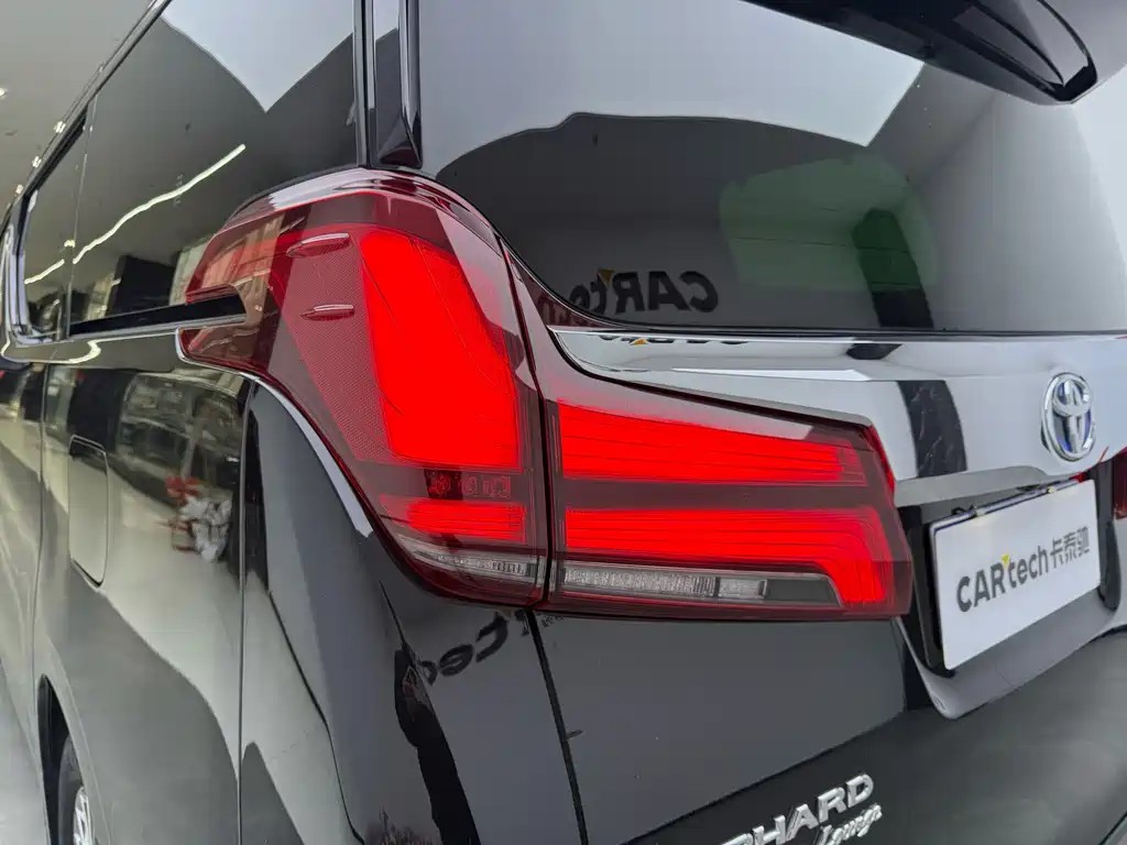 Toyota Alphard — фото 6