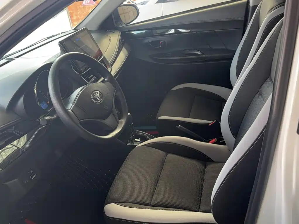 Toyota Yaris L — фото 14
