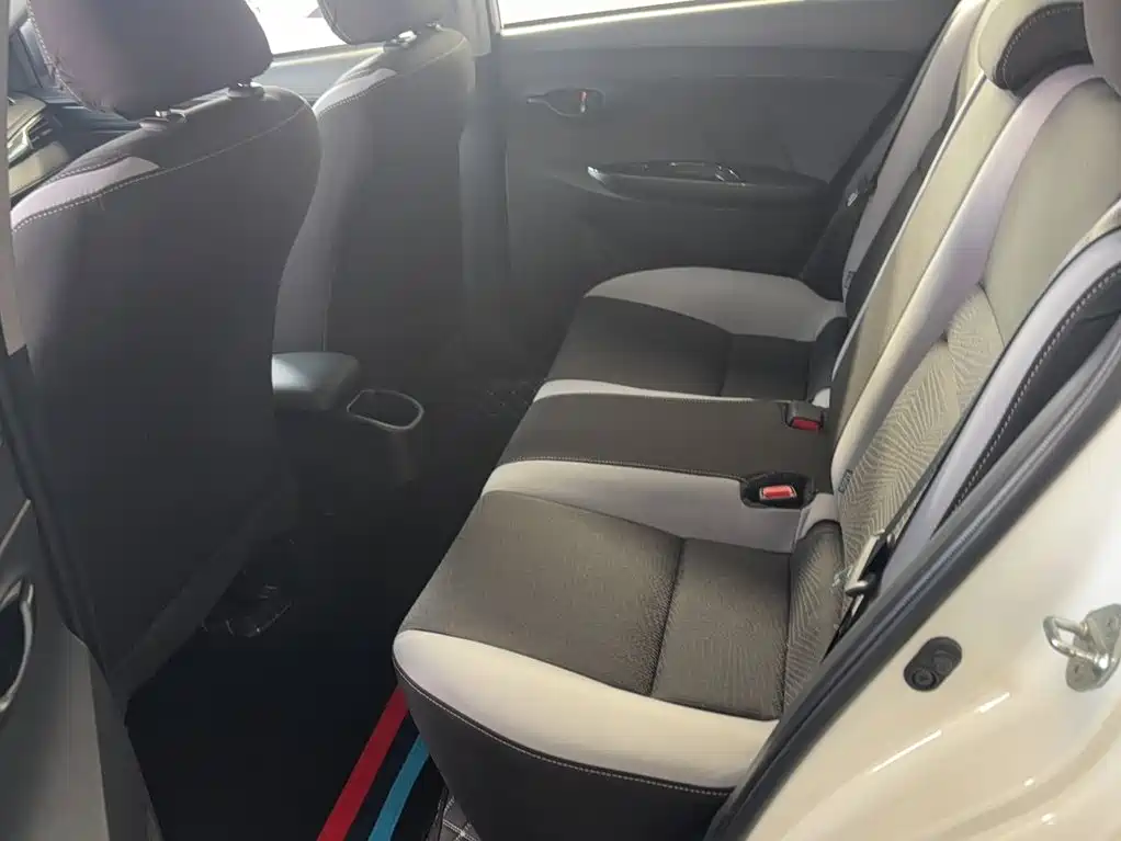 Toyota Yaris L — фото 15