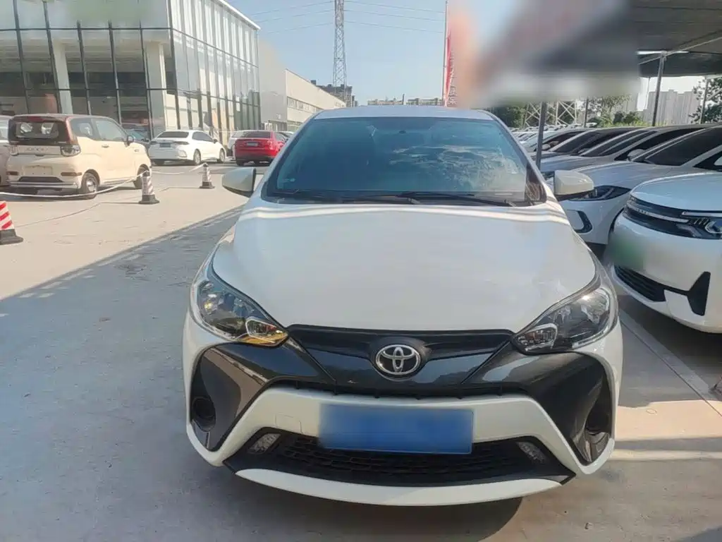 Toyota Yaris L — фото 3
