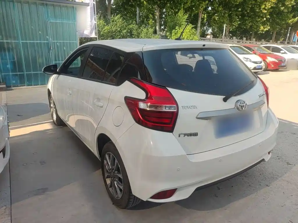 Toyota Yaris L — фото 5