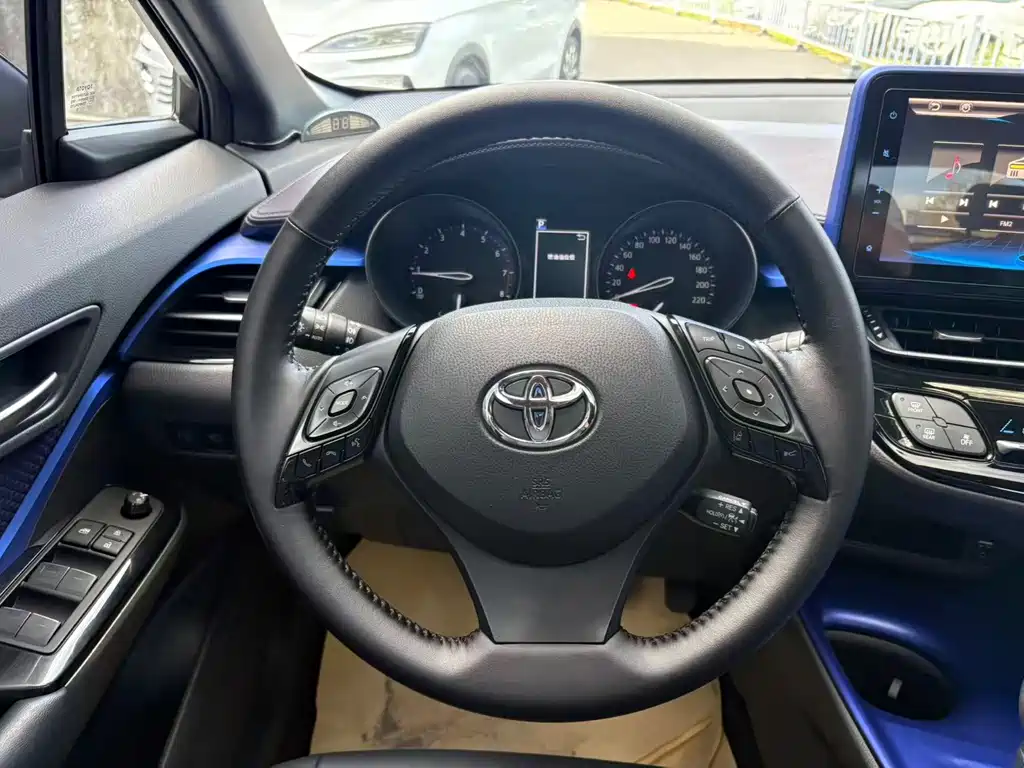Toyota C-HR — фото 10