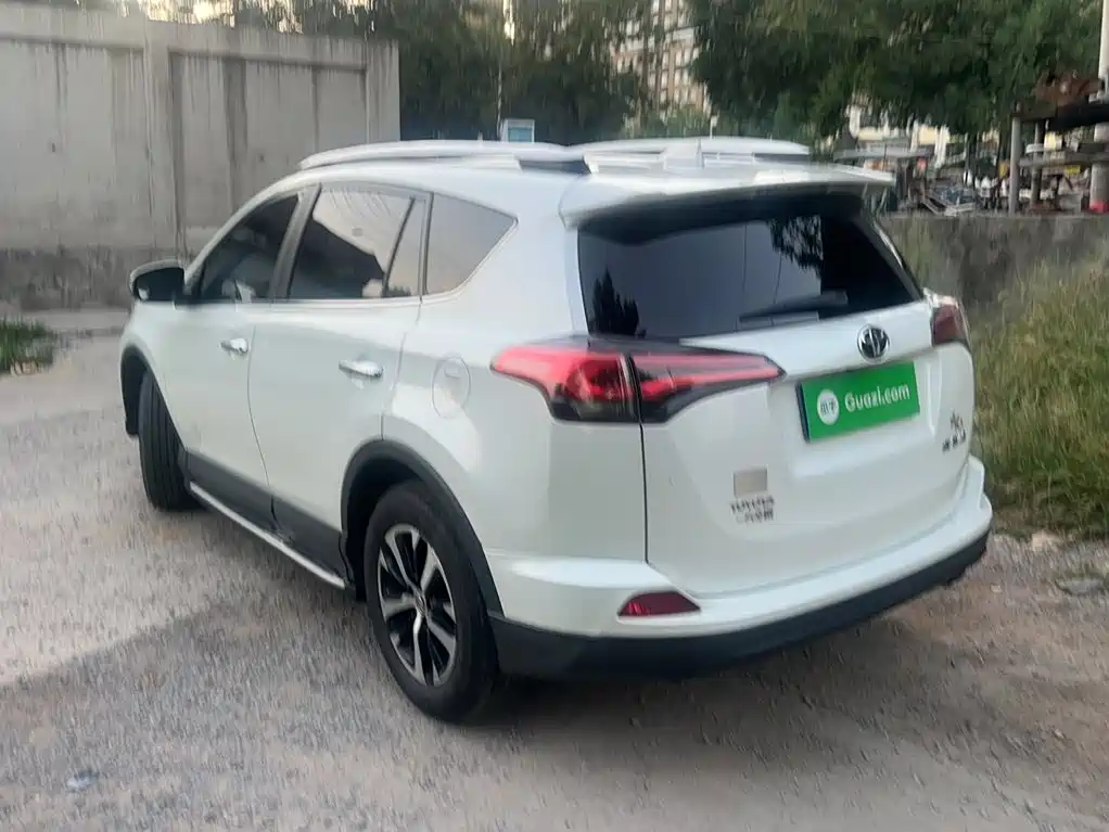 Toyota RAV4 — фото 7