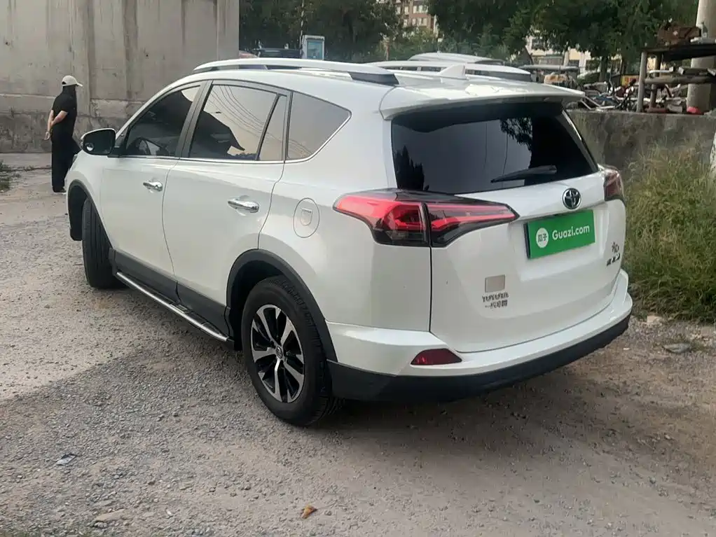 Toyota RAV4 — фото 9