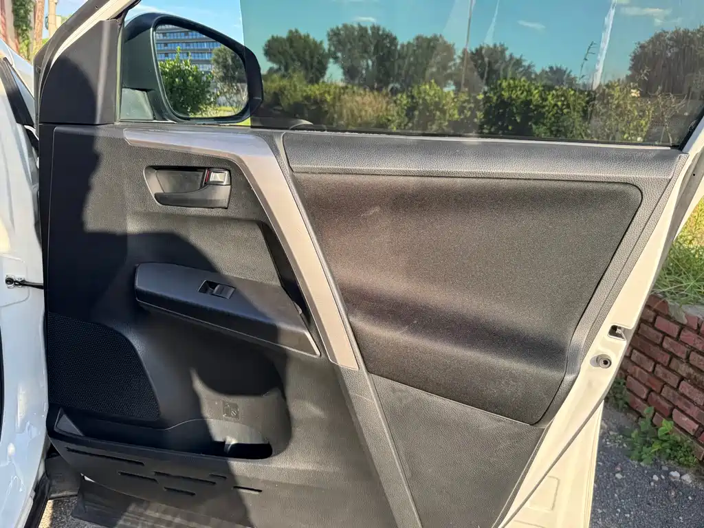 Toyota RAV4 — фото 21