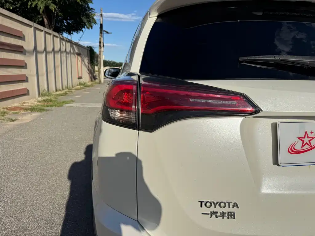 Toyota RAV4 — фото 23