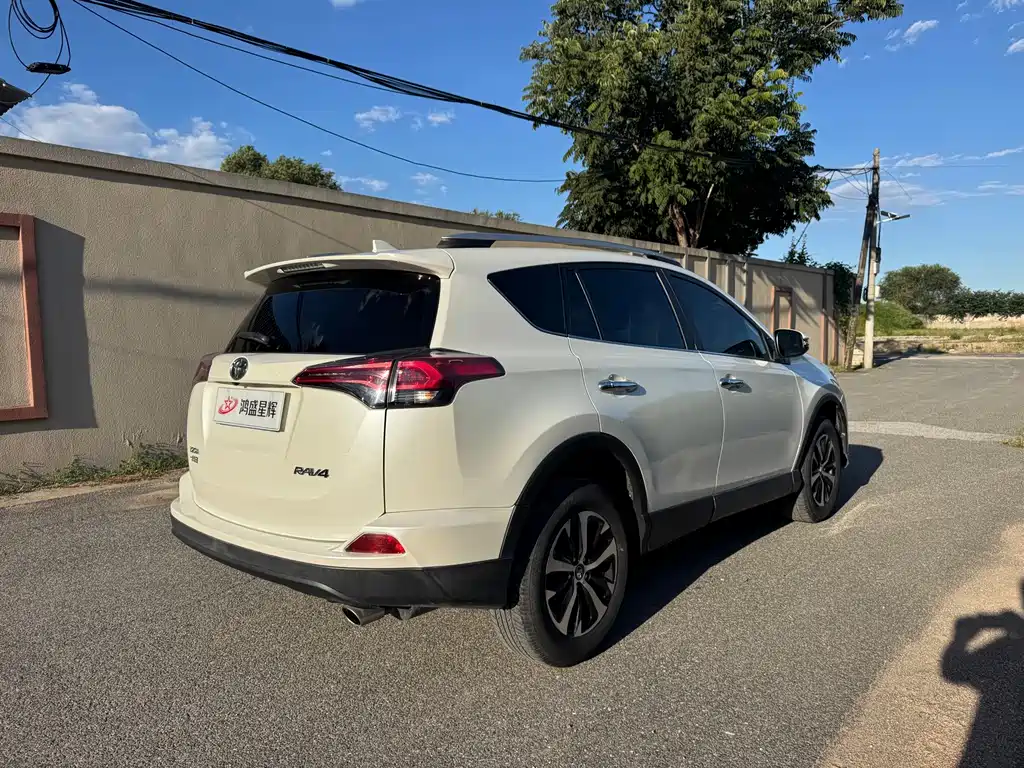 Toyota RAV4 — фото 4
