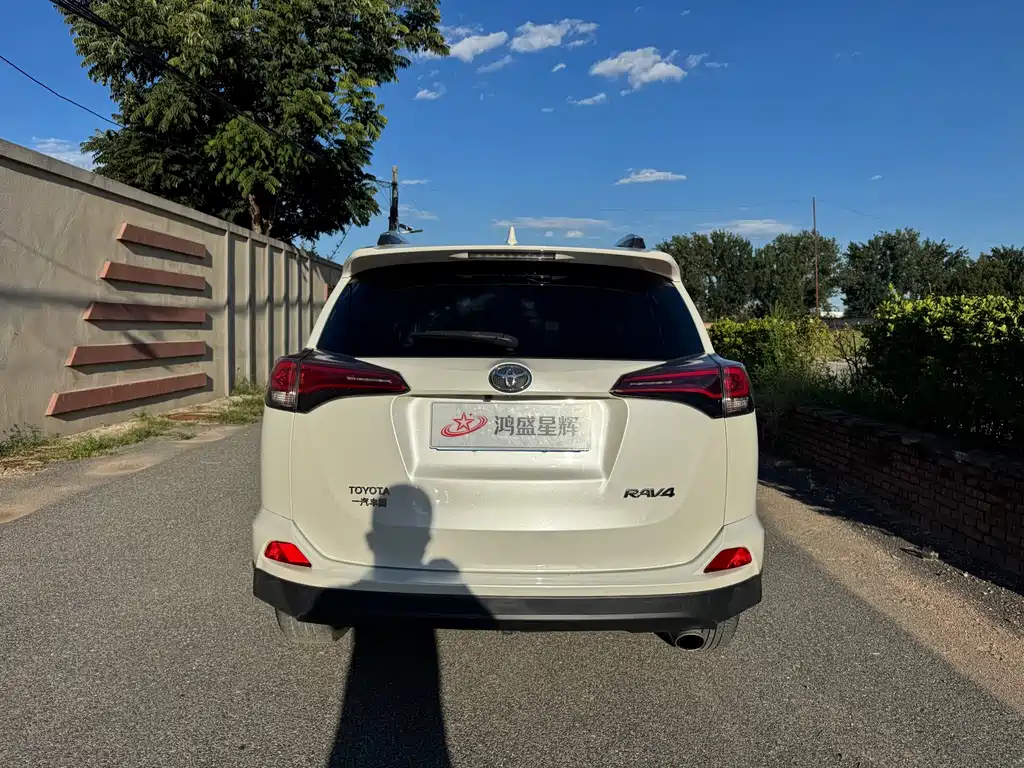 Toyota RAV4 — фото 5