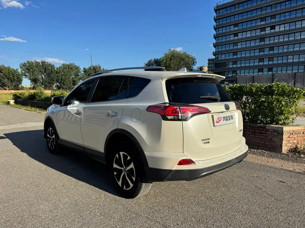 Toyota RAV4 — фото 6