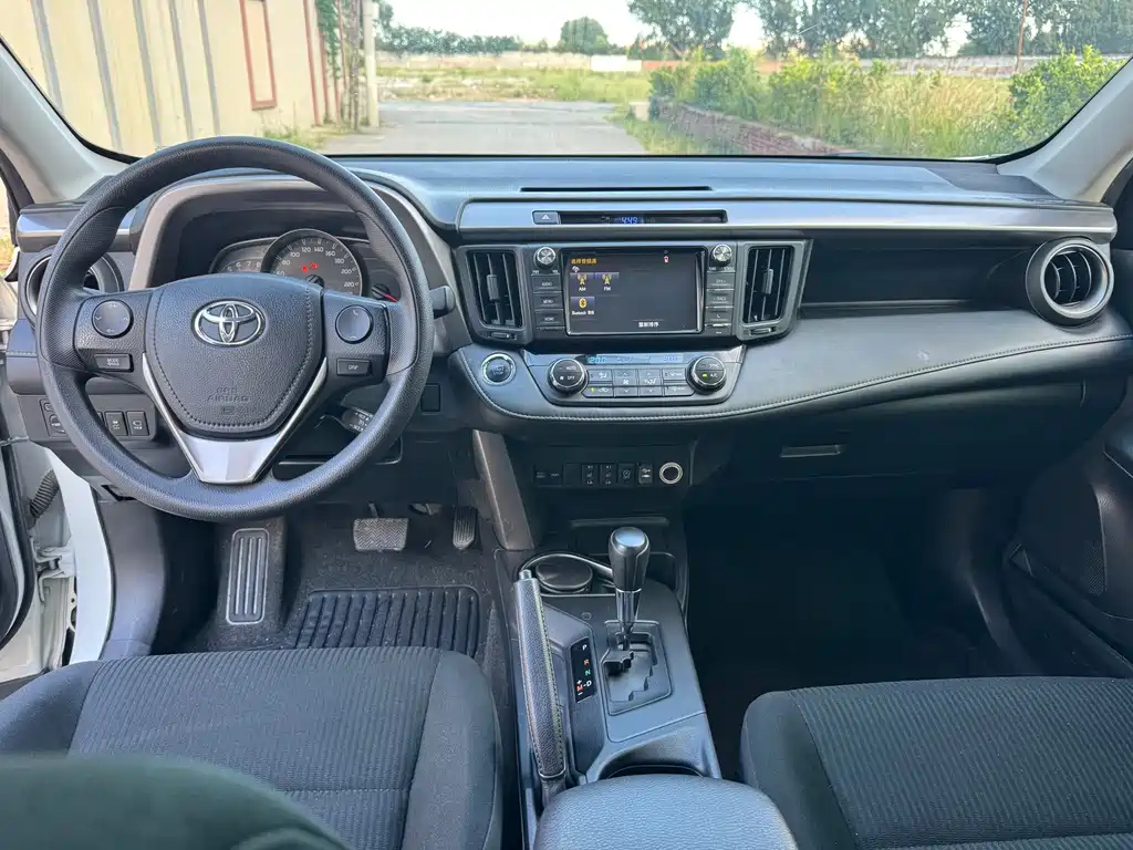 Toyota RAV4 — фото 7