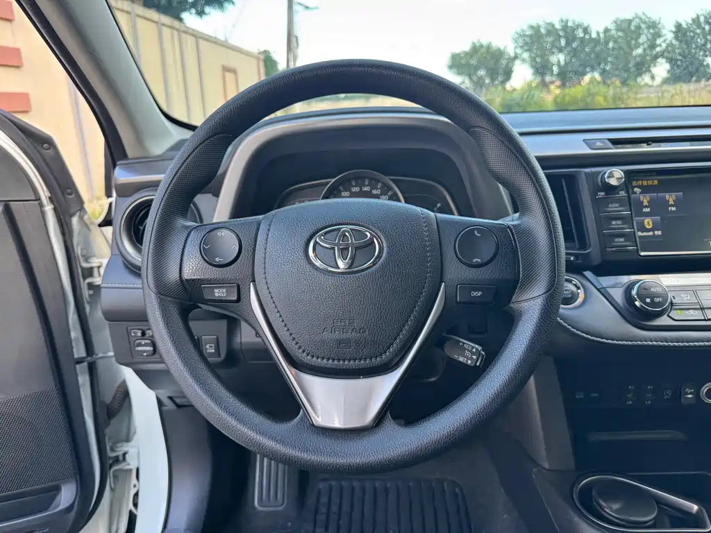 Toyota RAV4 — фото 10