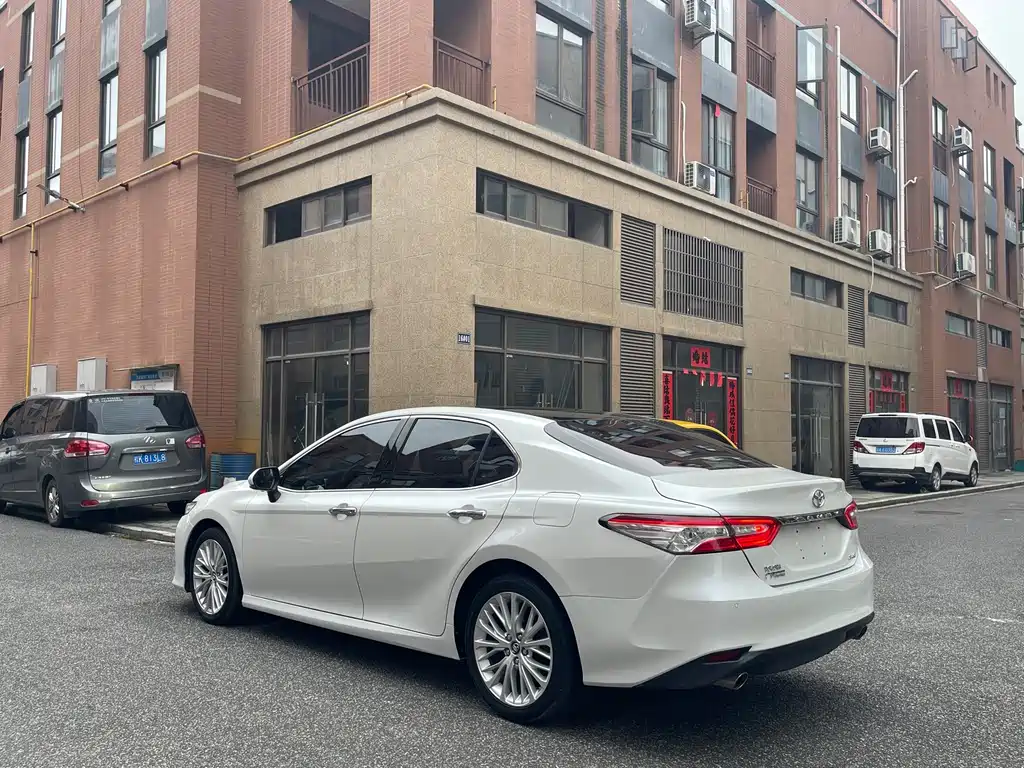 Toyota Camry — фото 3
