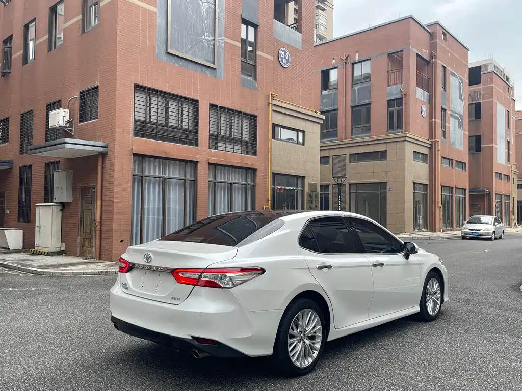 Toyota Camry — фото 4