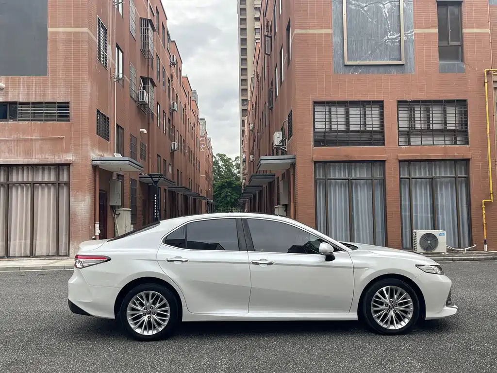 Toyota Camry — фото 5