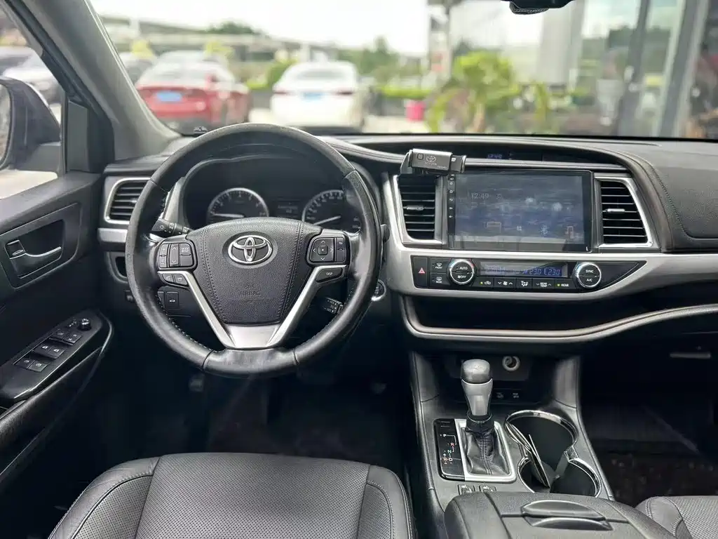 Toyota Highlander — фото 11