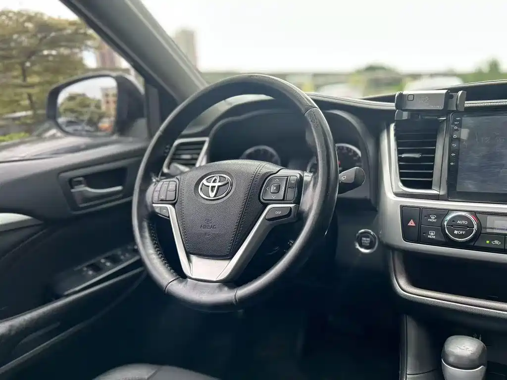 Toyota Highlander — фото 13