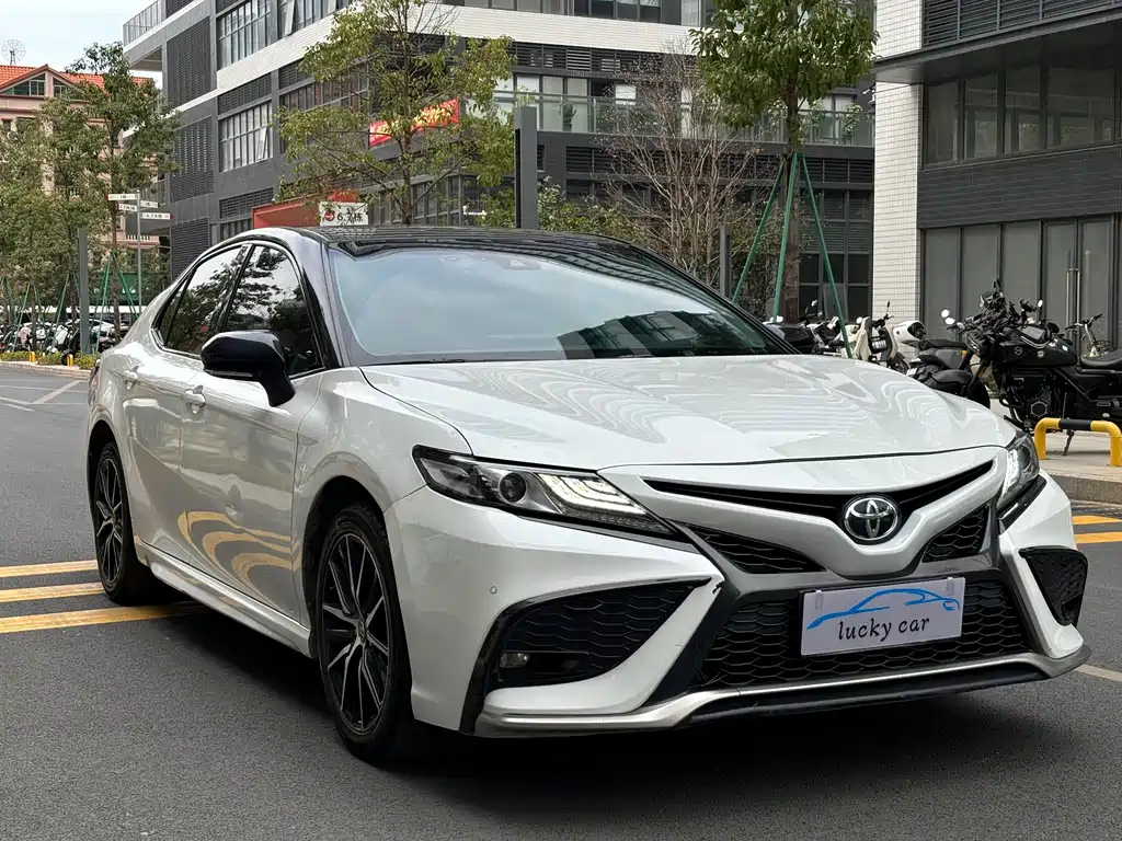 Toyota Camry — фото 3