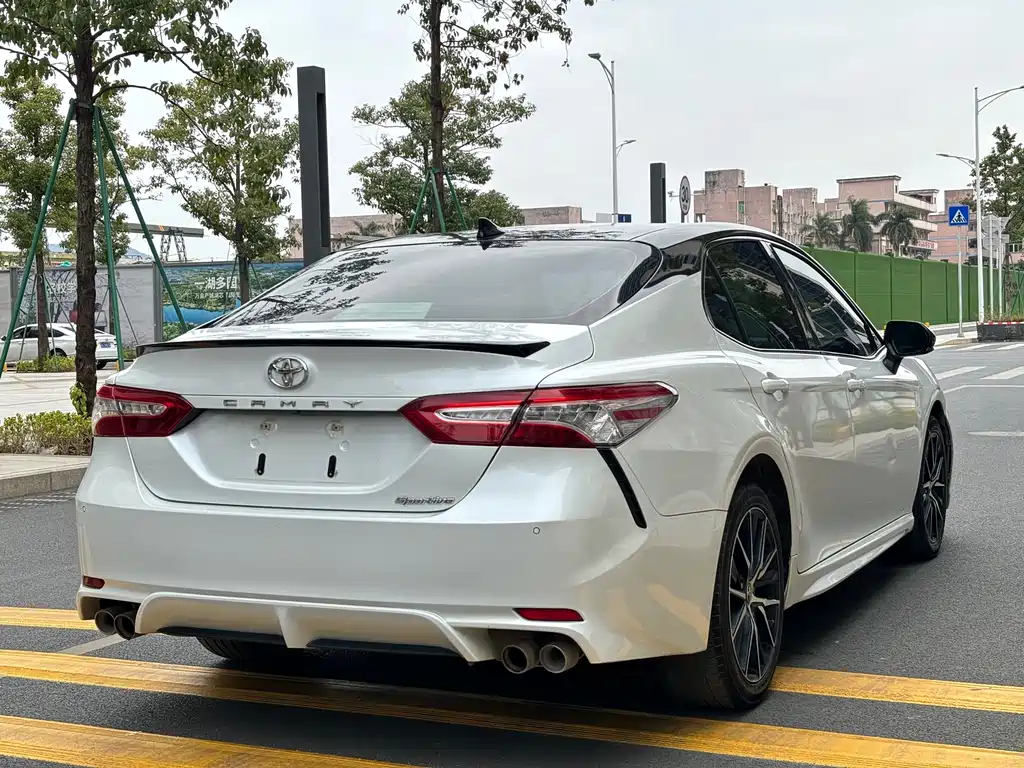 Toyota Camry — фото 4