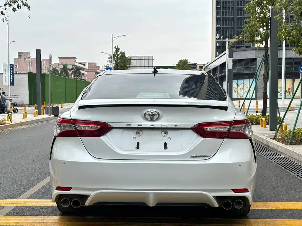 Toyota Camry — фото 5
