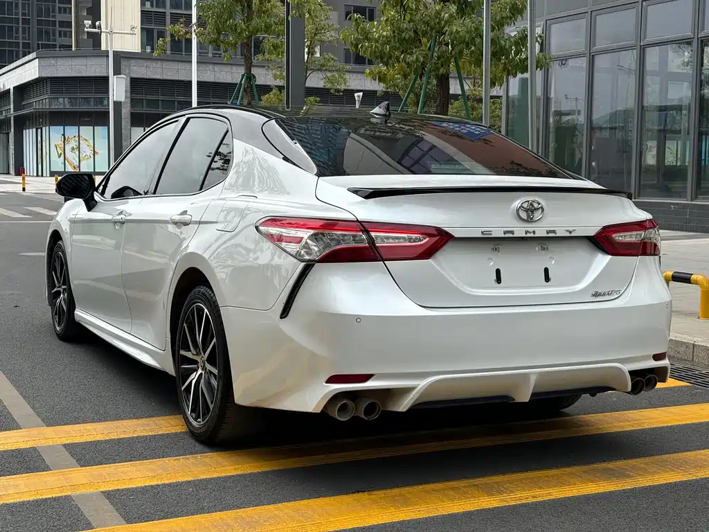 Toyota Camry — фото 6