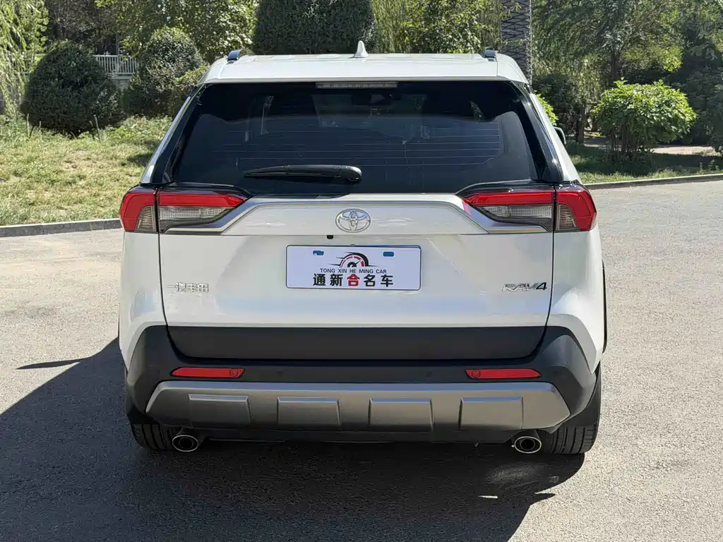 Toyota RAV4 — фото 8