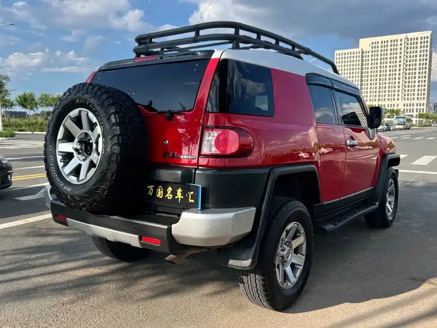 Toyota FJ Cruiser — фото 5