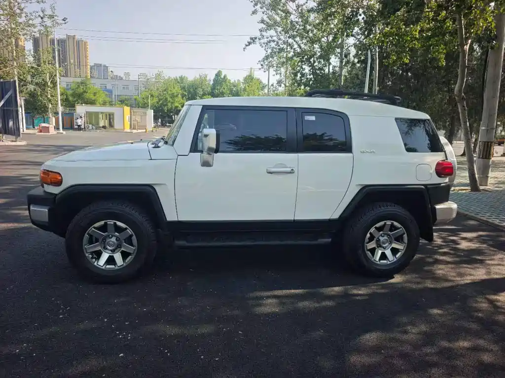 Toyota FJ Cruiser — фото 4