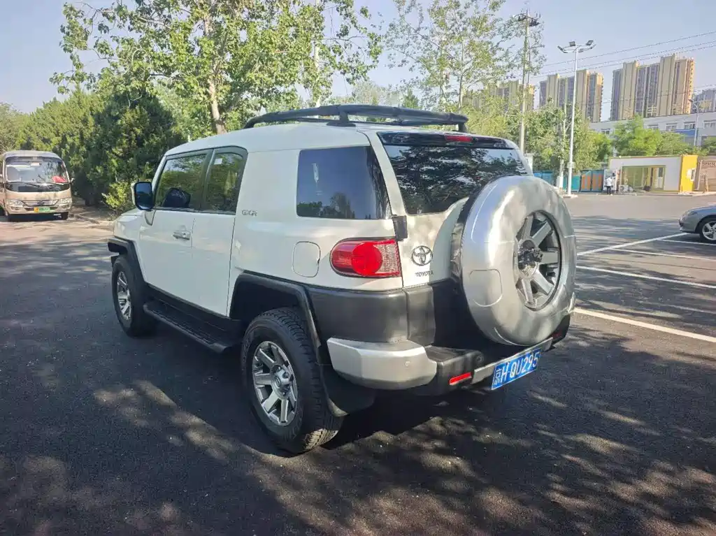 Toyota FJ Cruiser — фото 5