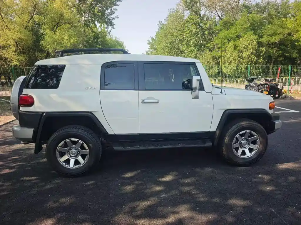 Toyota FJ Cruiser — фото 8