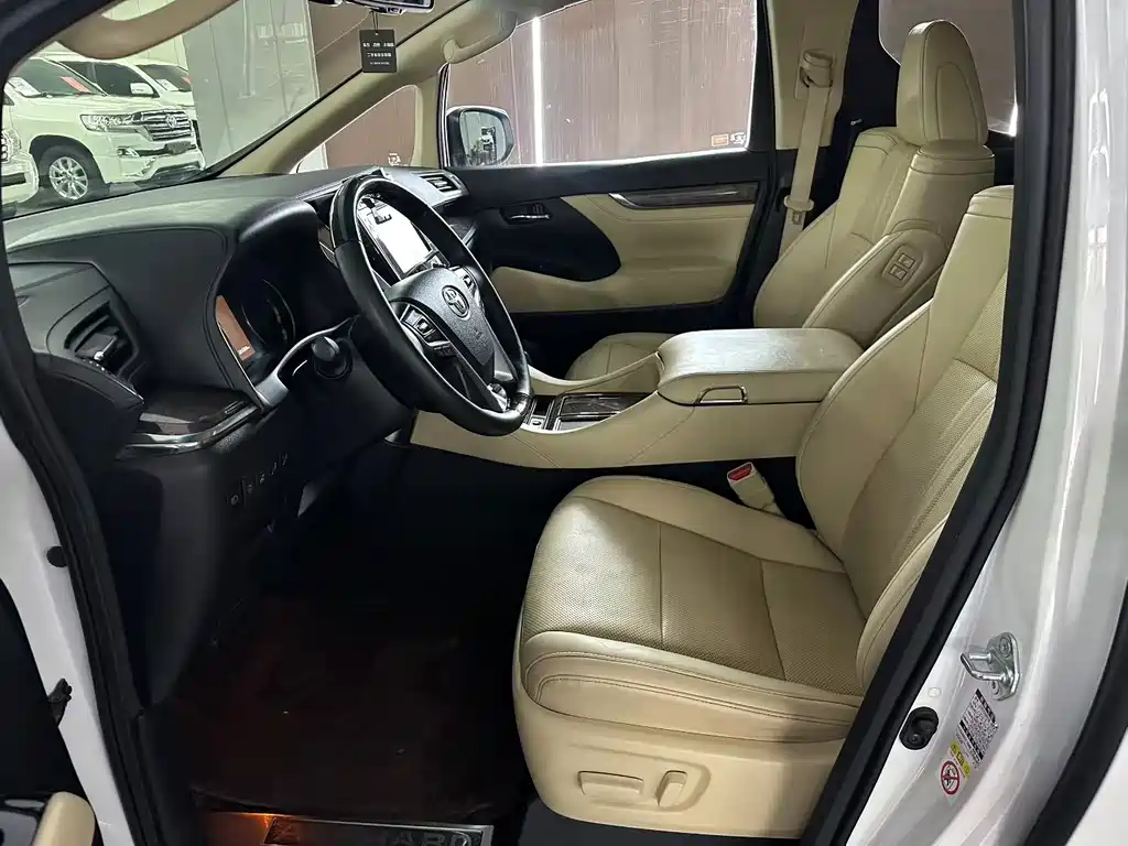 Toyota Alphard — фото 4