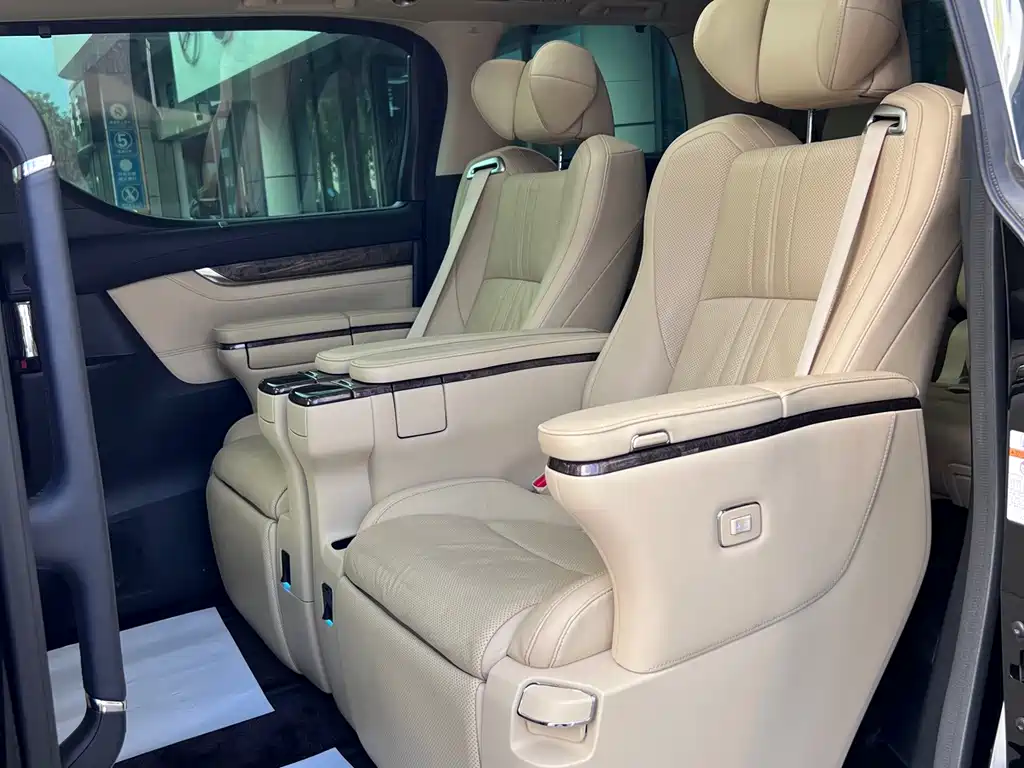 Toyota Alphard — фото 4