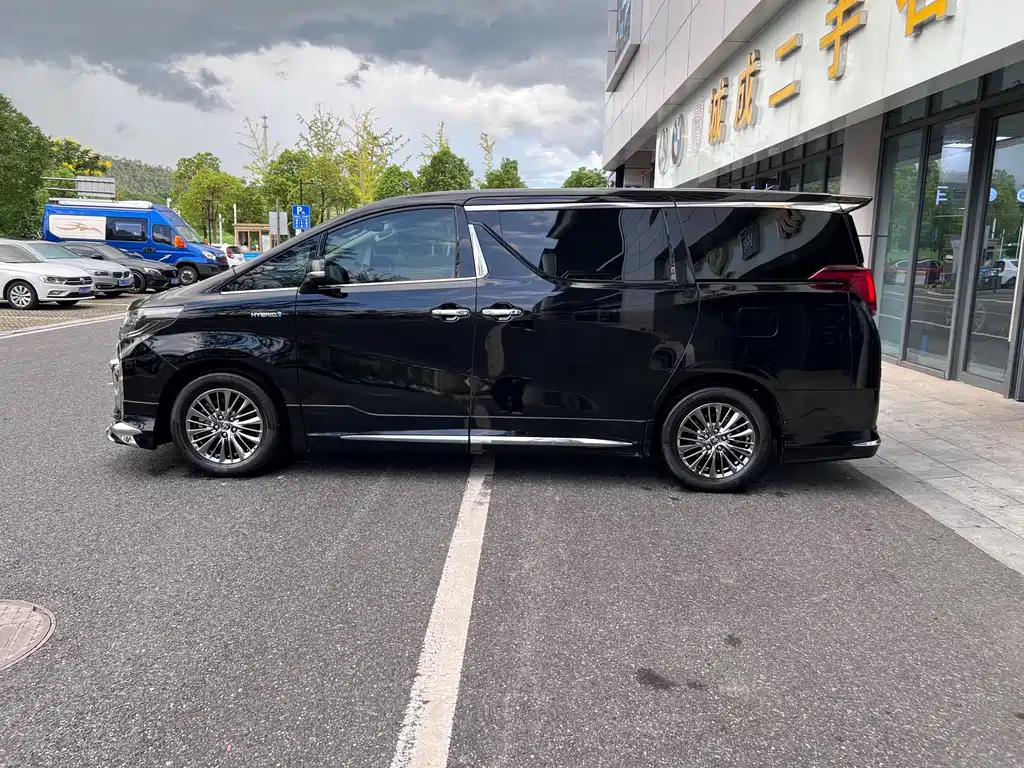 Toyota Alphard — фото 7