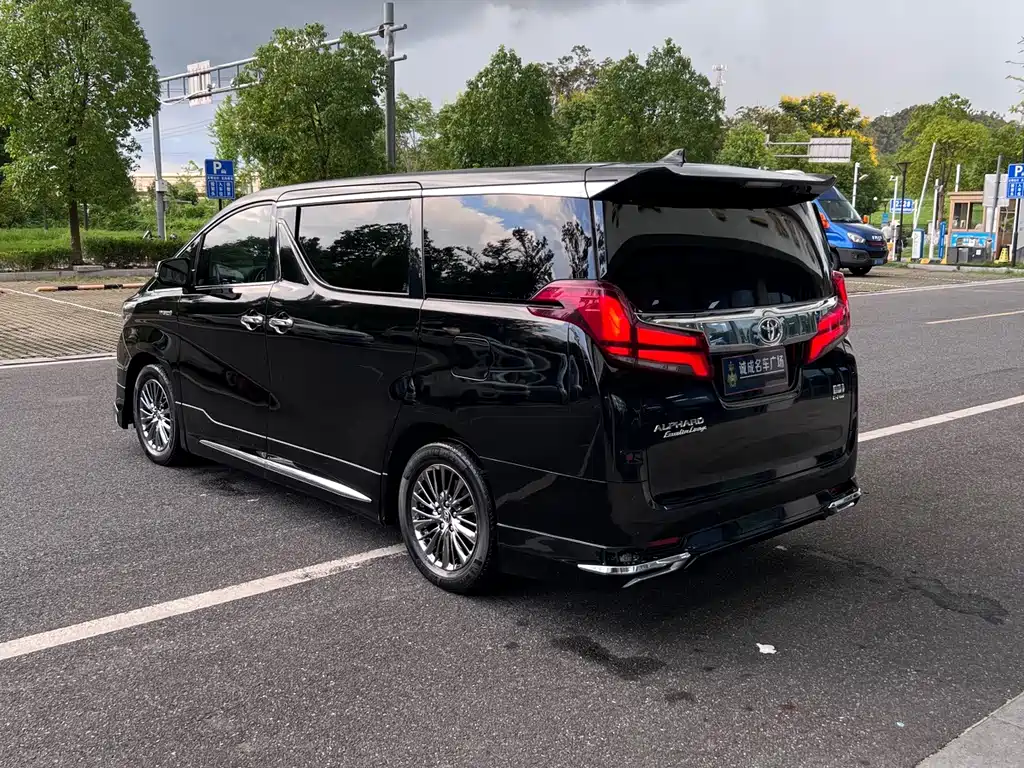 Toyota Alphard — фото 8