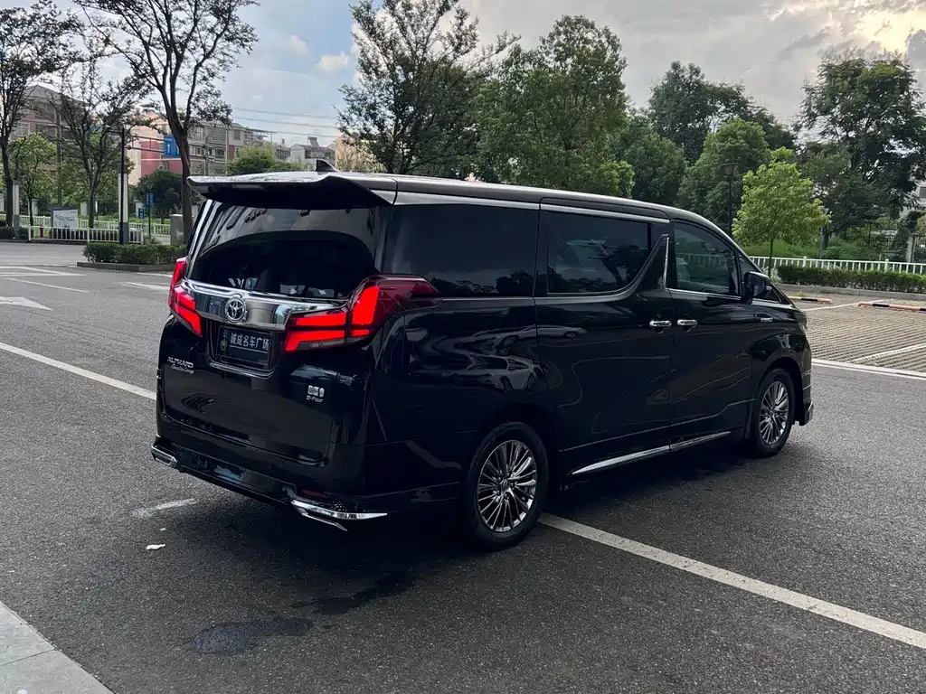 Toyota Alphard — фото 9